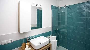 ห้องซูพีเรียดับเบิล, ระเบียง | ห้องน้ำ | ฝักบัว, ไดร์เป่าผม, ผ้าเช็ดตัว, สบู่