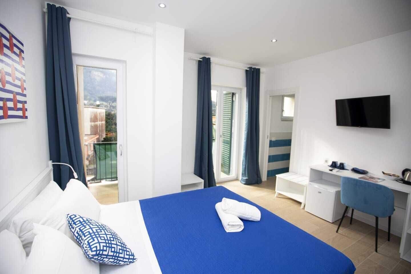 Kahden hengen deluxe-huone | Tallelokero huoneessa, työpöytä