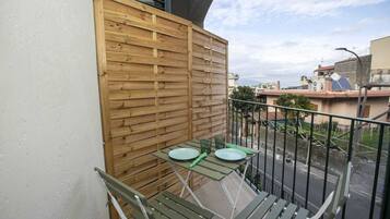 Superior-Doppelzimmer, Balkon | Speisen im Freien