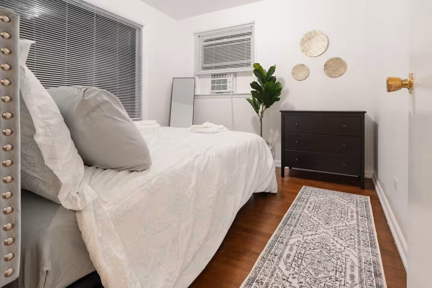 Iron/ironing board, free WiFi, bed sheets