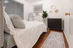 2 bedrooms, iron/ironing board, free WiFi, bed sheets - Bright and Spacious 2-Bedroom Skokie Home – With 2 Parking Spots (Skokie)