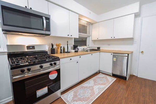 Fridge, microwave, oven, stovetop - Bright and Spacious 2-Bedroom Skokie Home – With 2 Parking Spots (Skokie)