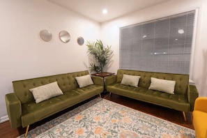 Smart TV - Bright and Spacious 2-Bedroom Skokie Home – With 2 Parking Spots (Skokie)