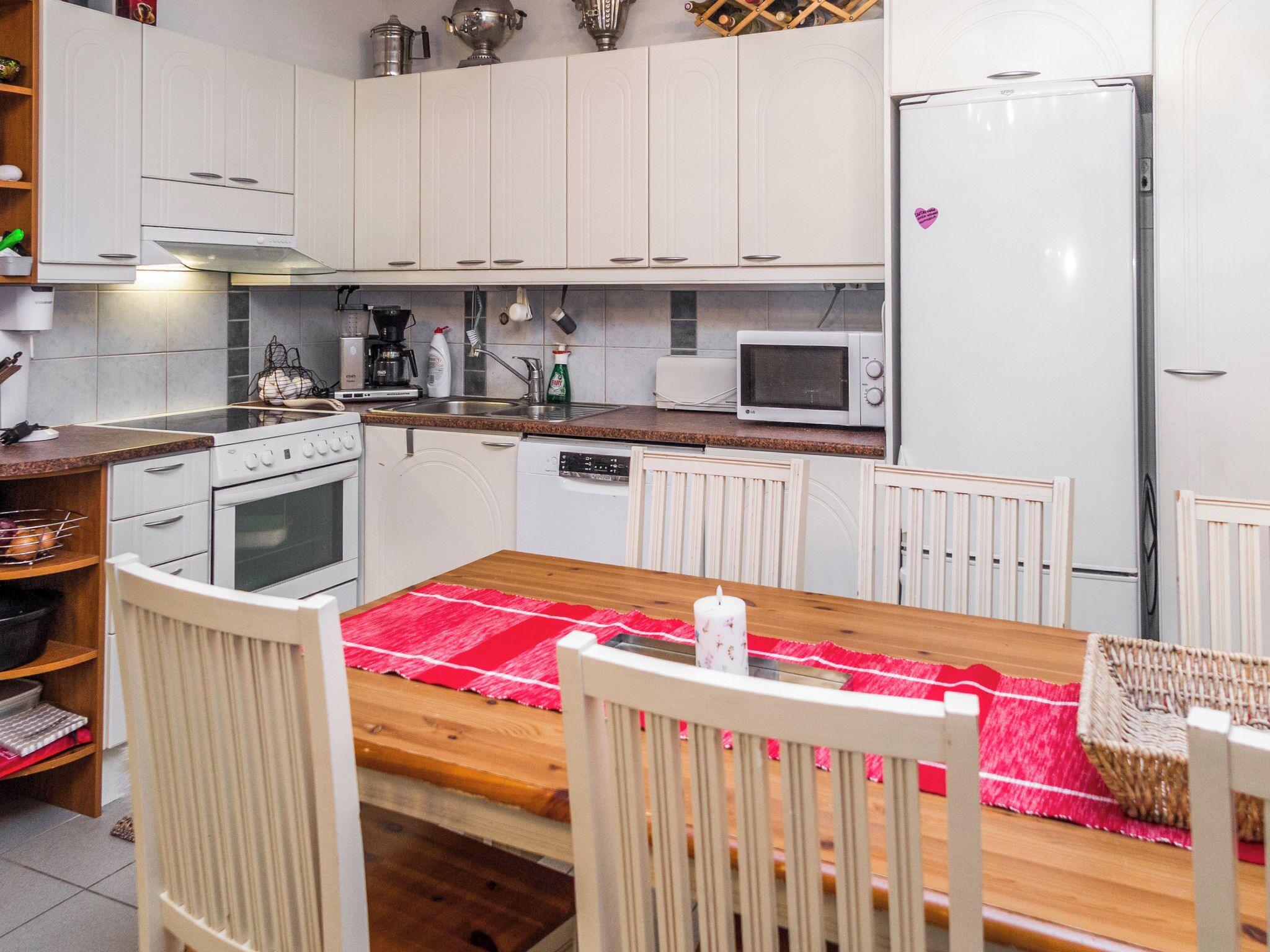 Fridge, microwave, dishwasher, cookware/dishes/utensils