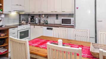 Fridge, microwave, dishwasher, cookware/dishes/utensils