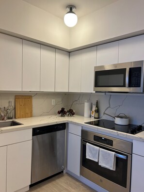 Private kitchen - Beautiful, cozy boho chic apartment in the Heart of South Beach, Miami (Miami Beach)