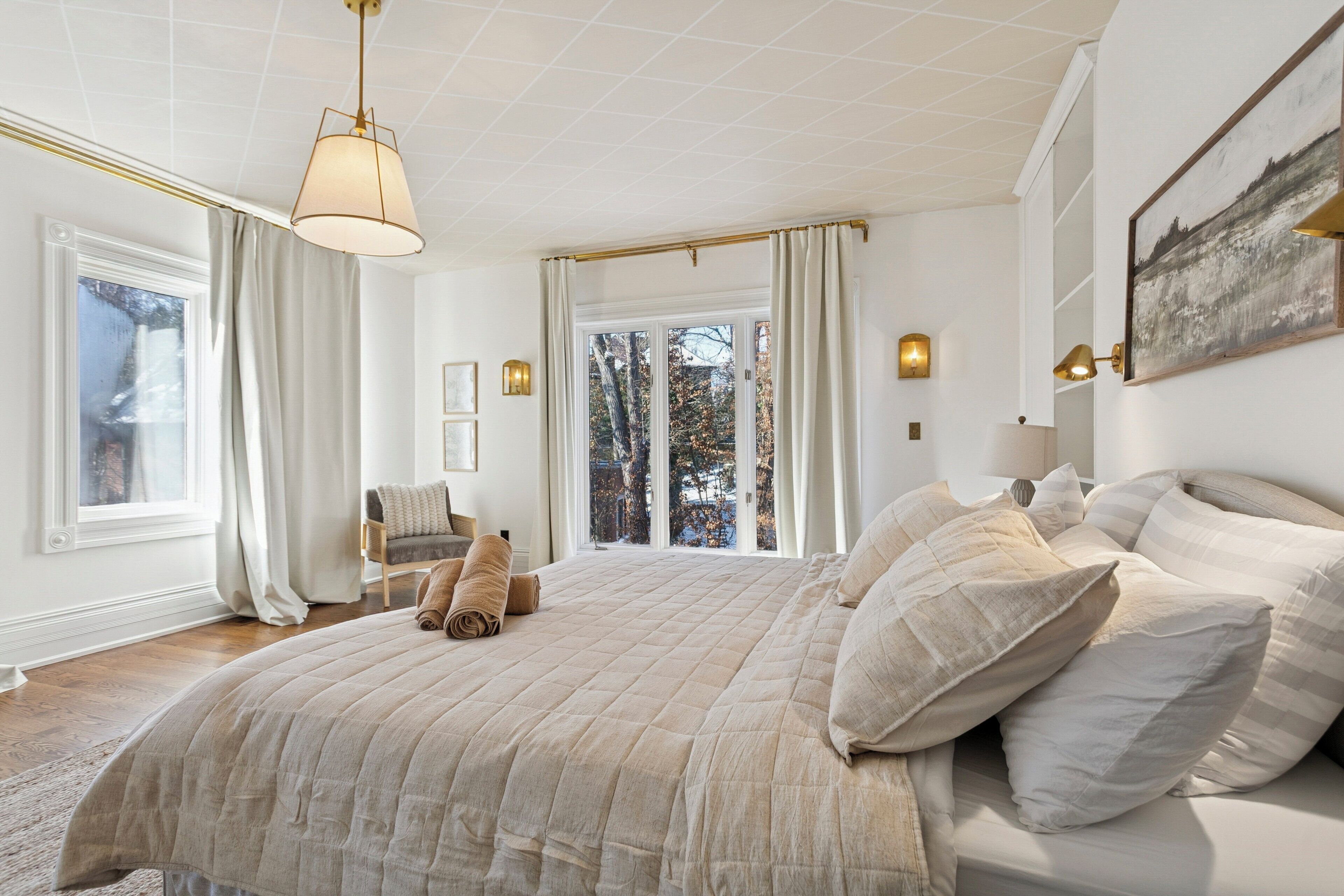 4 bedrooms, iron/ironing board, internet, bed sheets