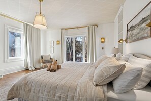 4 bedrooms, iron/ironing board, internet, bed sheets