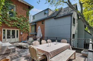 Outdoor dining - Luxury Home 5bed5bath Rosedale Pool|Sauna|Parking (Toronto)