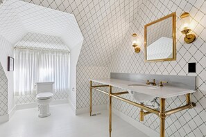 Hair dryer, towels, soap, toilet paper - Luxury Home 5bed5bath Rosedale Pool|Sauna|Parking (Toronto)