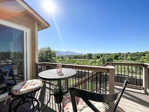 Outdoor dining - 1040 Pond Side (Colorado Springs)