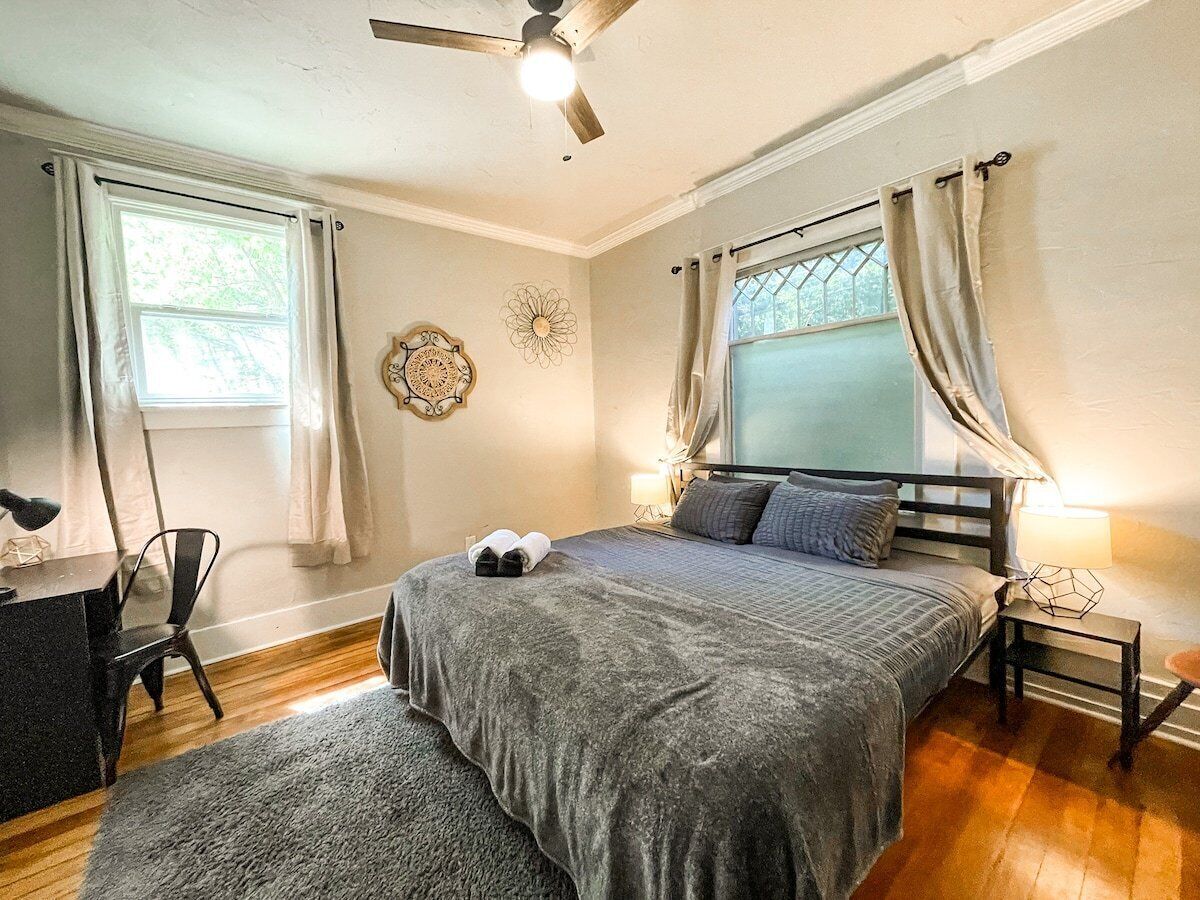 Ein Schlafzimmer mit Bett, Schreibtisch und Stuhl.
