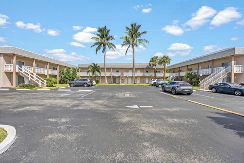 The Diplomat- 2 Bed Condo-3 Minute Walk to Beach!