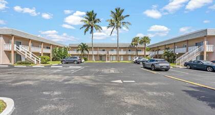 The Diplomat- 2 Bed Condo-3 Minute Walk to Beach!