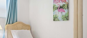 The Diplomat- 2 Bed Condo-3 Minute Walk to Beach!