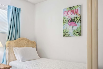 The Diplomat- 2 Bed Condo-3 Minute Walk to Beach!