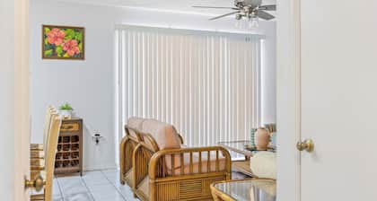 The Diplomat- 2 Bed Condo-3 Minute Walk to Beach!
