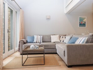 Living area - 3 Keepers Cottage, Hillfield Village (Dartmouth)