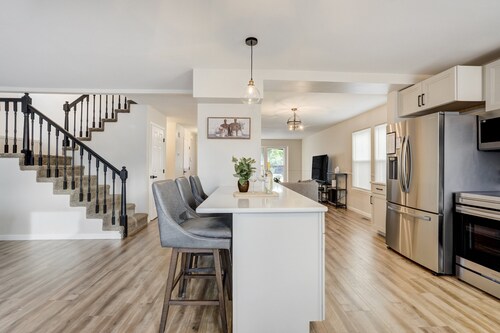 Modern 6BR Home in Briargate