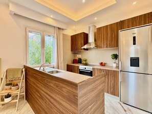 Fridge, oven, coffee/tea maker, electric kettle - Villa Sunlight Sidari with private pool (Sidari)