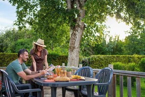 Outdoor dining - Camping 4* | Parc Aquatique | Mobil-home TV Clim (Loches)