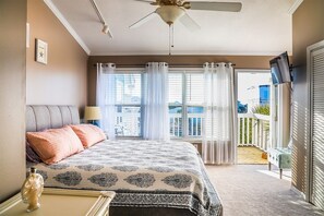 6 bedrooms, iron/ironing board, free WiFi, bed sheets - Waterfront Twin Townhome, Private Dock, Near Beach (Navarre)