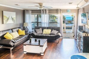 TV, video games, DVD player - Waterfront Twin Townhome, Private Dock, Near Beach (Navarre)