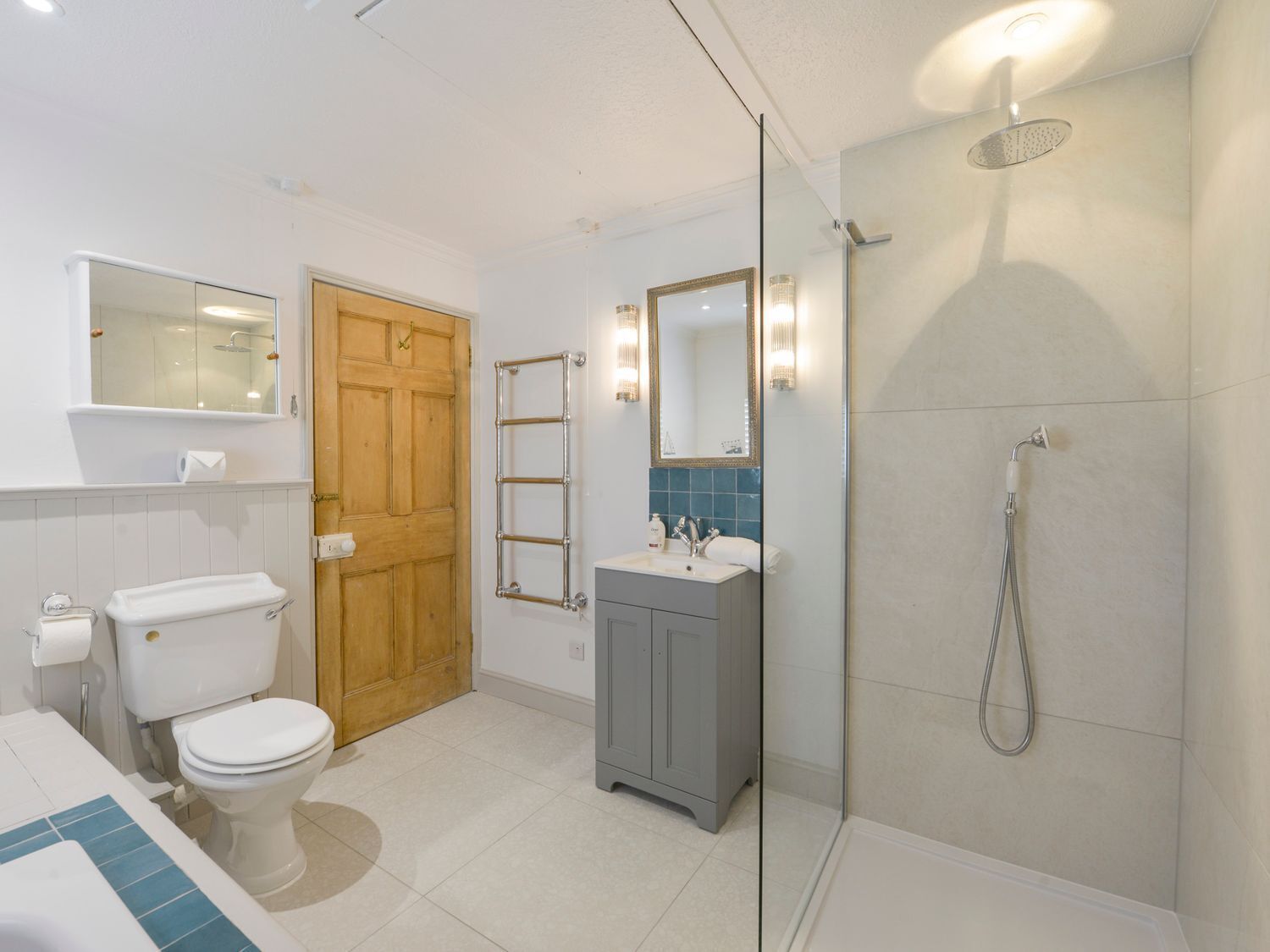 Un baño moderno con inodoro, lavamanos y ducha.