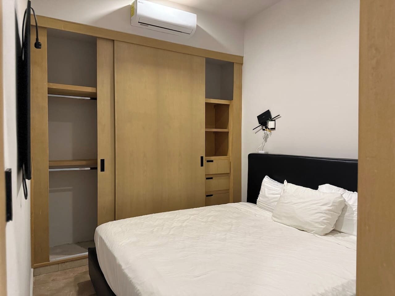 Een bureau, een strijkplank/strijkijzer, wifi, beddengoed