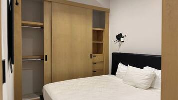 Een bureau, een strijkplank/strijkijzer, wifi, beddengoed