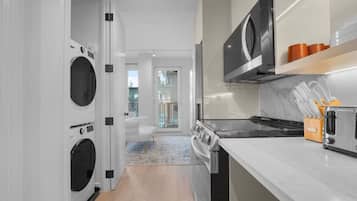 Comfort Studio, 1 Queen Bed, Non Smoking | Laundry