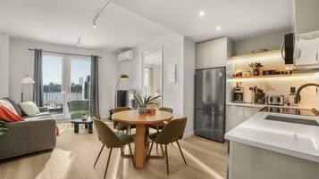 独特公寓, 2 间卧室, 双浴室 | 私人厨房 | 大冰箱、微波炉、烤箱、炉灶