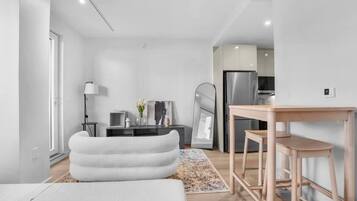 Comfort Studio, 1 Queen Bed, Non Smoking | Living area