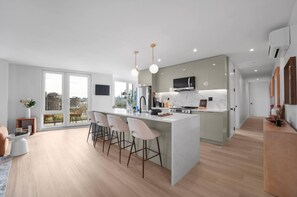 Full-size fridge, microwave, oven, stovetop - Chic Brooklyn Stay Steps to G Train  (Brooklyn)