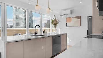 Penthouse Premier, 3 habitaciones, balcón | Cocina privada | Refrigerador con congelador, microondas, horno y parrilla de estufa