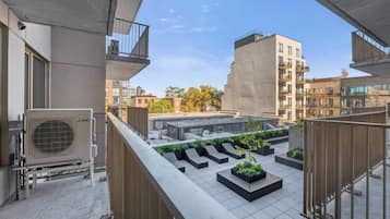 Comfort Studio, 1 Queen Bed, Non Smoking | City view