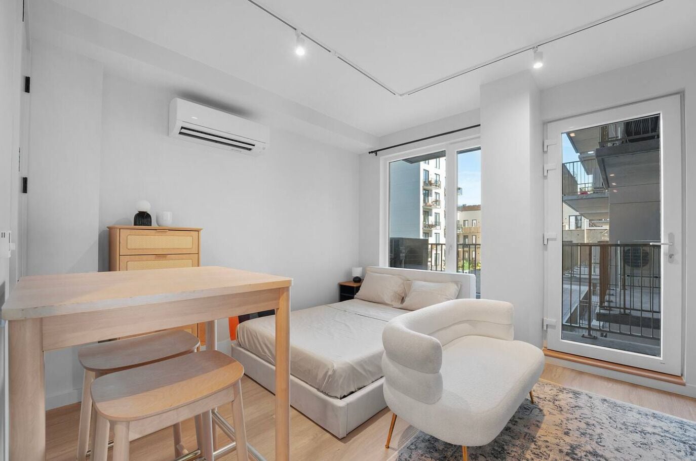 Suite estudio Confort, balcón, vista a la ciudad | Detalle interior