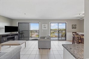 Smart TV - Cozy 2-bedroom  2 Bath condo Ocean View with countless Amenities. (Myrtle Beach)