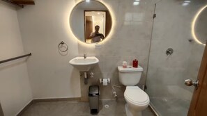 Shower, hair dryer, towels, soap - Your comfortable, elegant, and centrally located space with balcony 401 (Medellín)