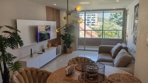 Smart TV - Your comfortable, elegant, and centrally located space with balcony 401 (Medellín)