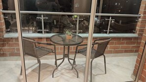 Outdoor dining - Your comfortable, elegant, and centrally located space with balcony 401 (Medellín)