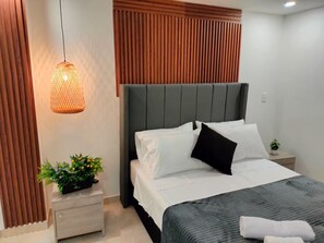 3 bedrooms, iron/ironing board, free WiFi, bed sheets - Exclusive, luxurious, centrally located apartment — serene and comfortable 302 (Medellín)