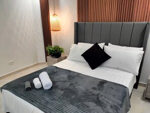 3 bedrooms, iron/ironing board, free WiFi, bed sheets - Exclusive, luxurious, centrally located apartment — serene and comfortable 302 (Medellín)