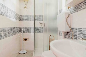 Shower, hair dryer, towels, toilet paper - Casa Anca: Private 1BR Suite – Perfect Base for North Sardinia (Viddalba)