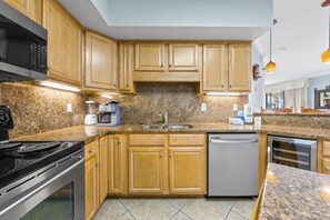 Fridge, microwave, oven, stovetop - Bluewater 106 | Beach Front (Orange Beach)