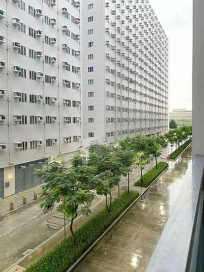 Property grounds - Warm Retreat with Balcony at Shore 2 Residences (Pasay City)