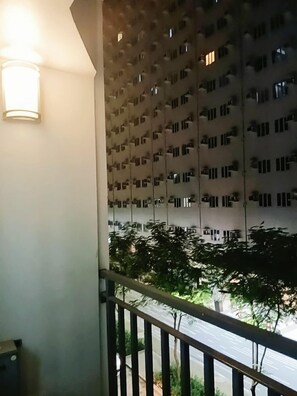 Property grounds - Warm Retreat with Balcony at Shore 2 Residences (Pasay City)