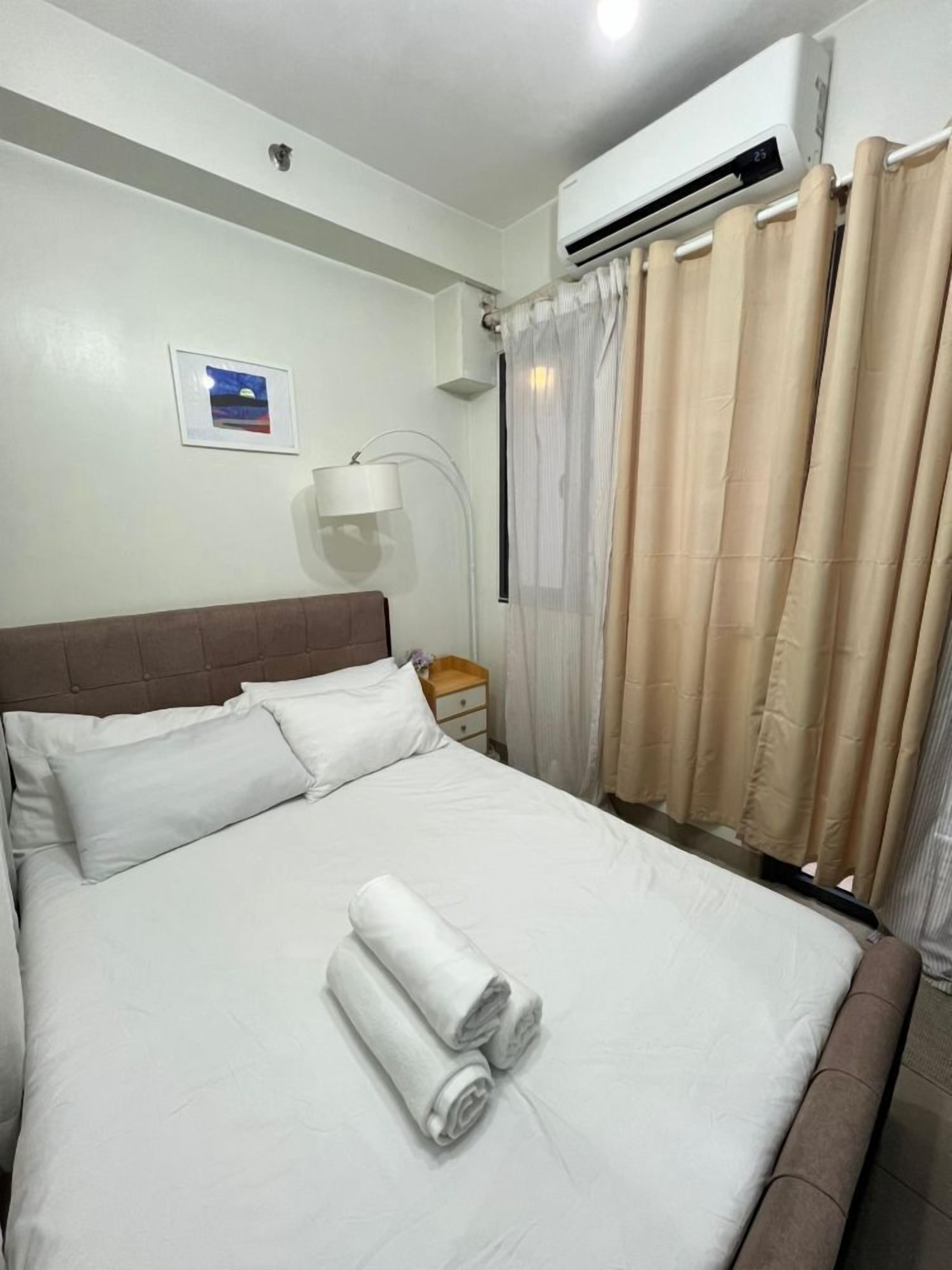 Iron/ironing board, bed sheets