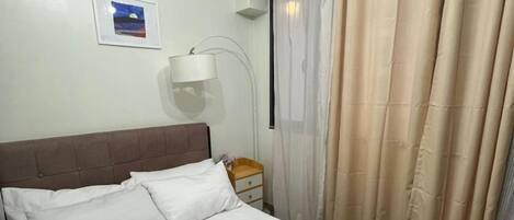 Iron/ironing board, bed sheets