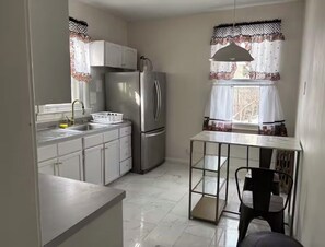 Private kitchen - Large Apartment-Near NYC (Kearny)